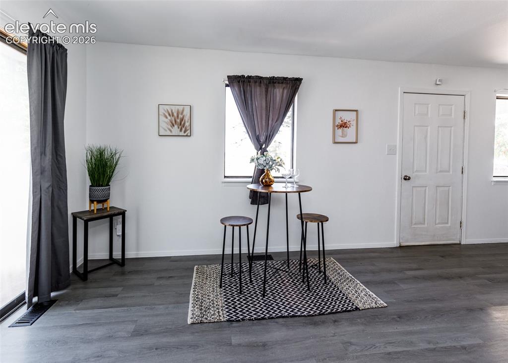 Image 7 of 32: Dining Area