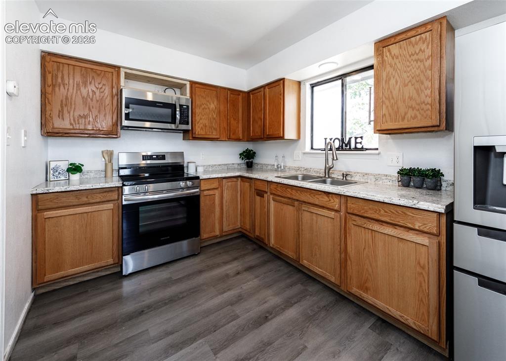 Image 8 of 32: Kitchen