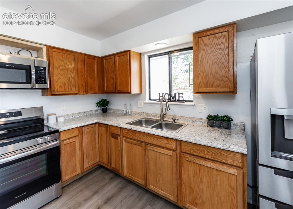 Image 9 of 32: Kitchen