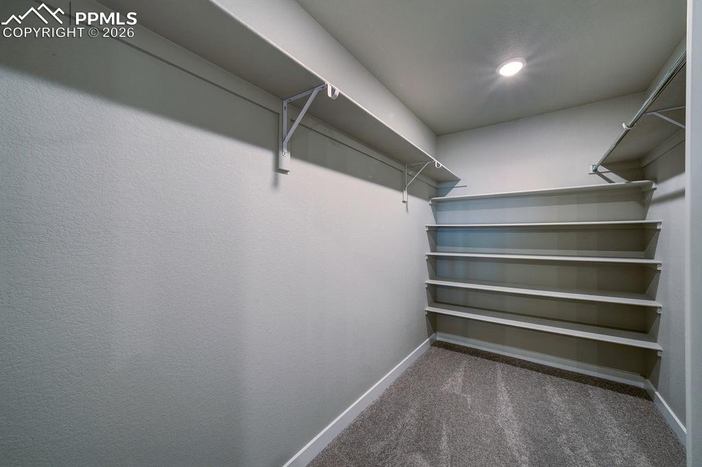 Image 25 of 33: Closet