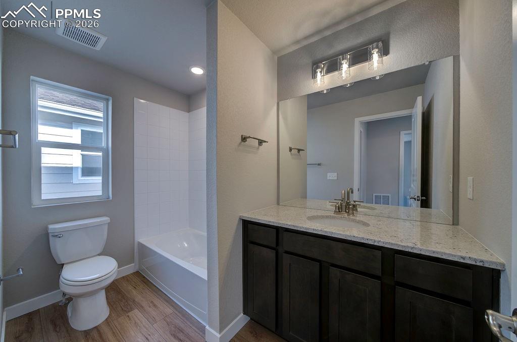 Image 30 of 33: Bathroom