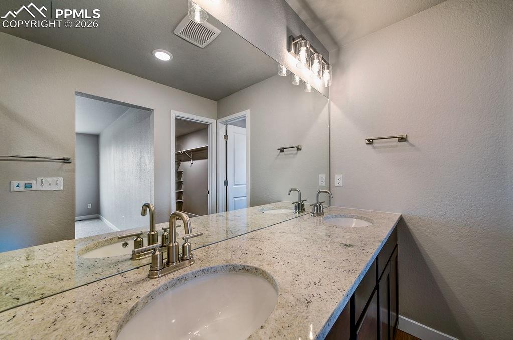 Image 31 of 33: Bathroom