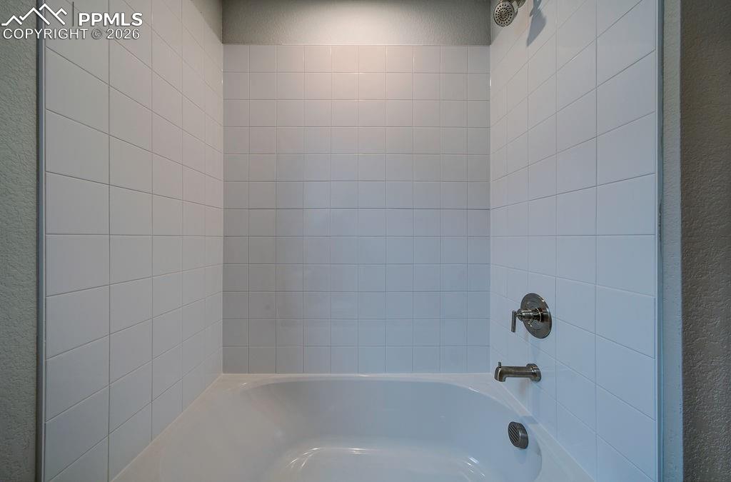 Image 32 of 33: Bathroom