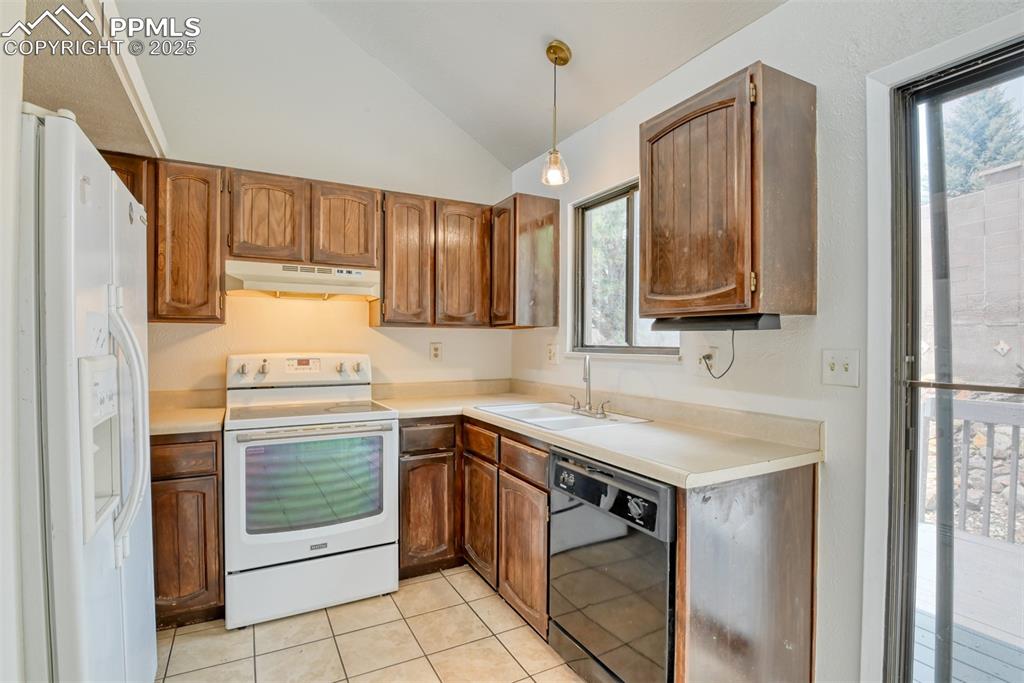 Image 10 of 26: Kitchen