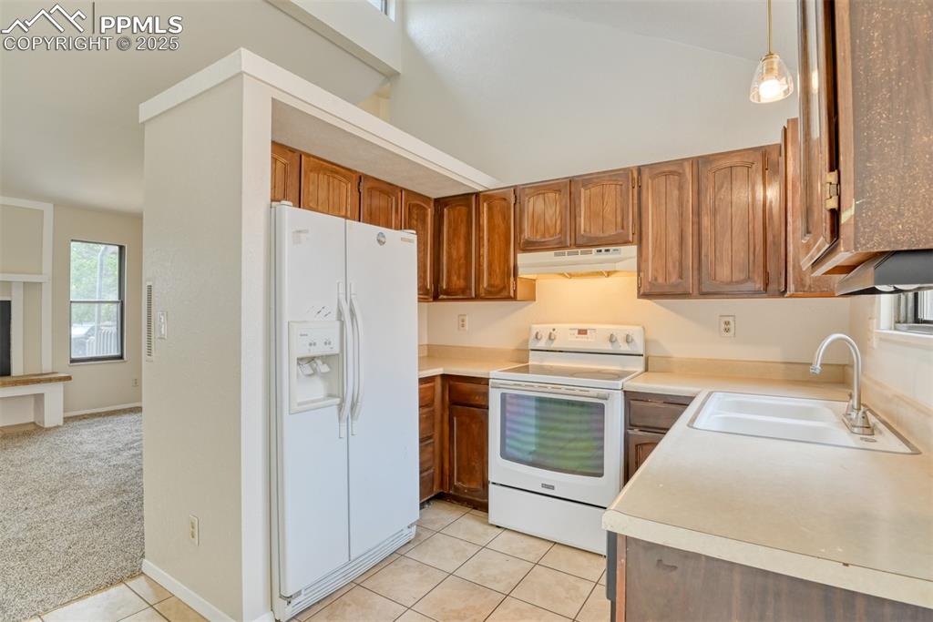 Image 11 of 26: Kitchen