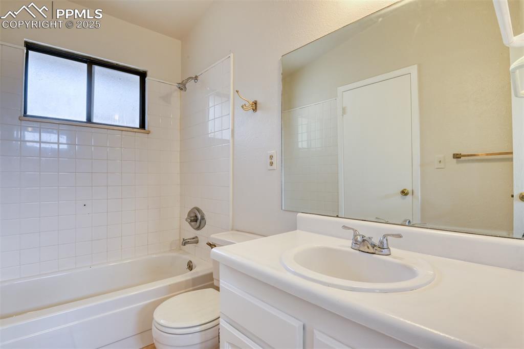 Image 19 of 26: Bathroom
