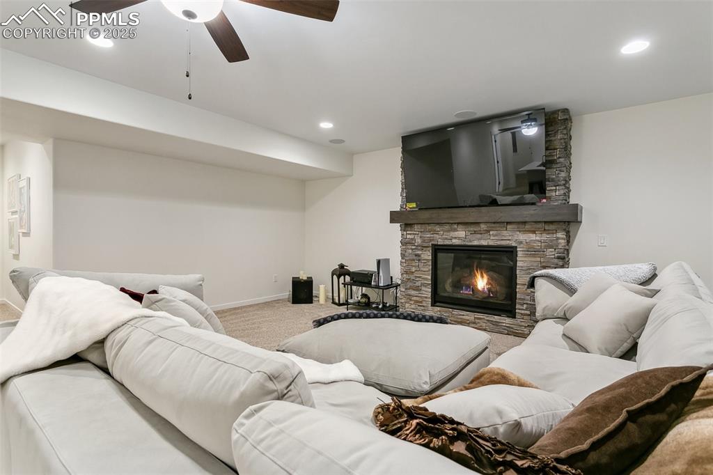 Image 36 of 49: 9 ft ceilings, built-in speakers