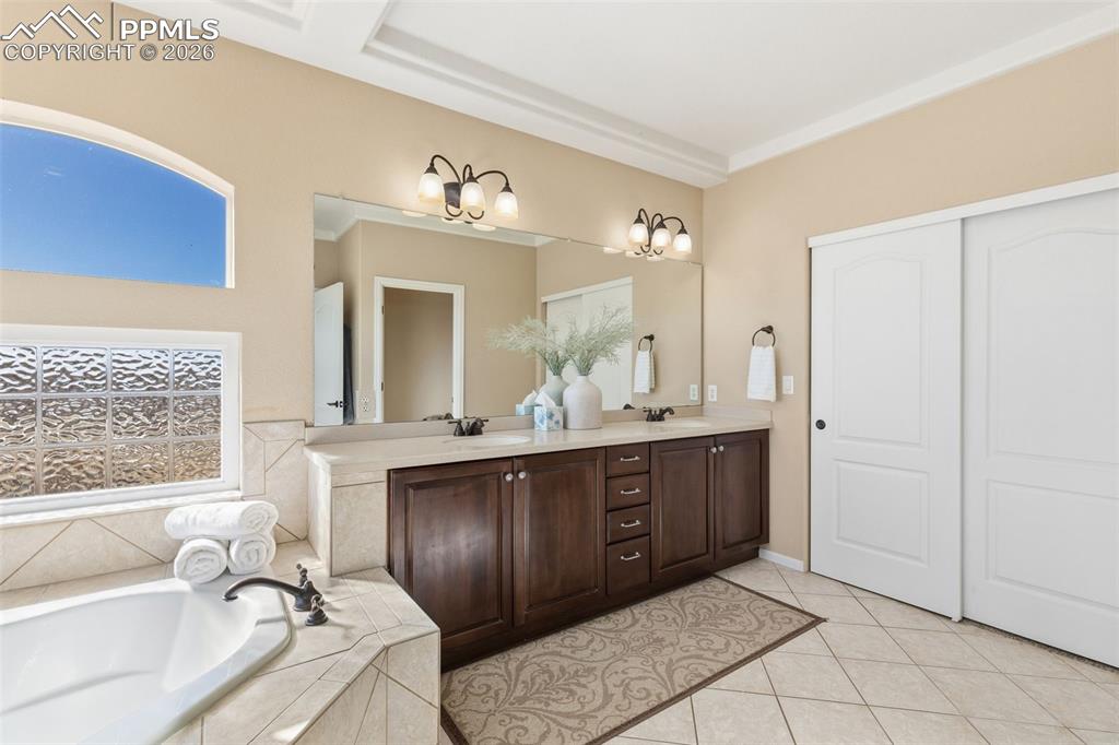 Image 14 of 40: Bathroom