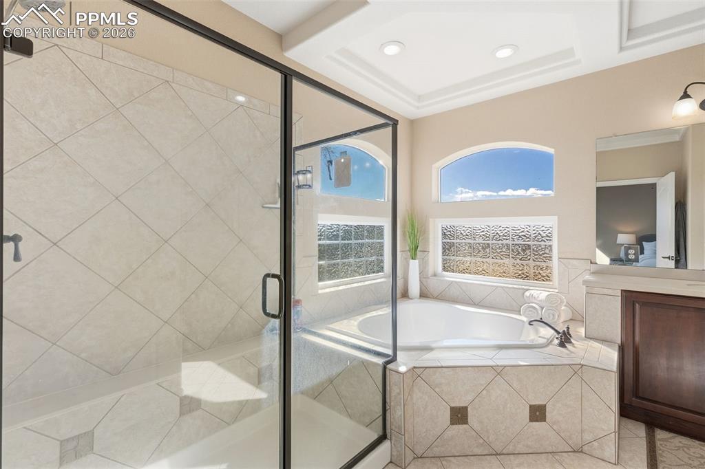 Image 15 of 40: Bathroom