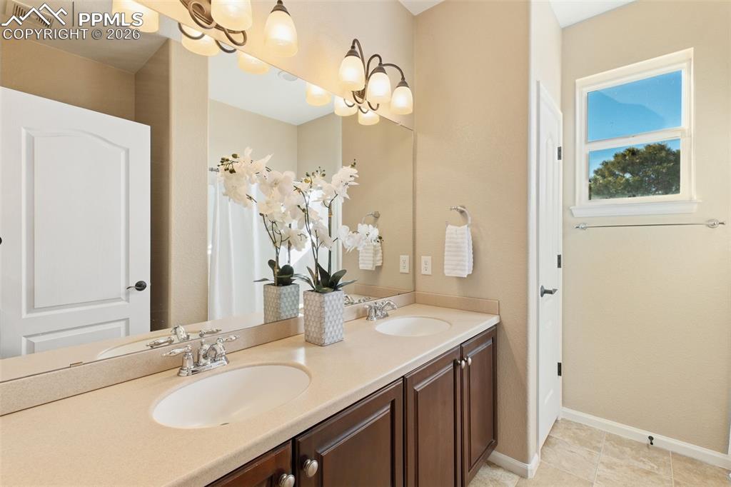 Image 18 of 40: Bathroom