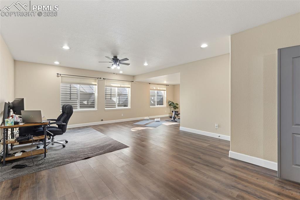 Image 24 of 40: Office