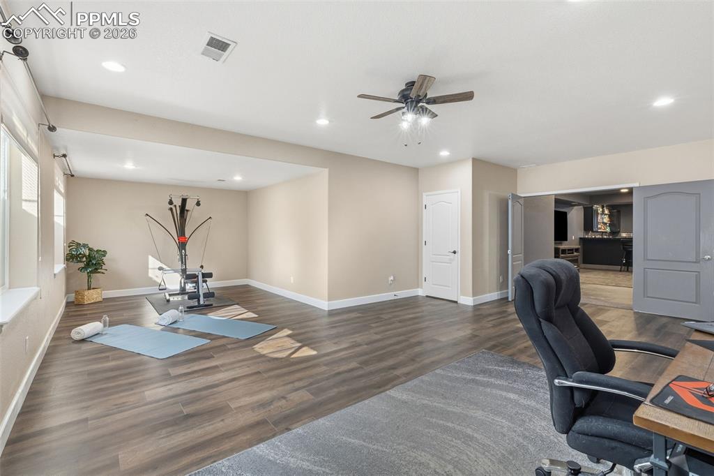 Image 25 of 40: Office