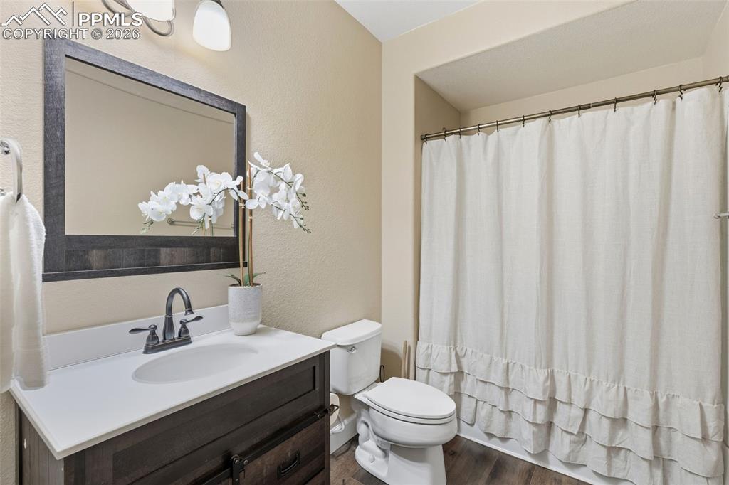 Image 32 of 40: Bathroom