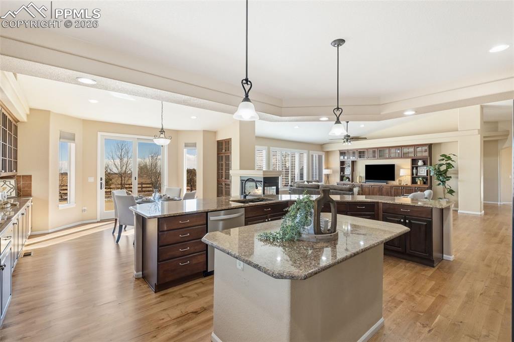 Image 7 of 40: Kitchen