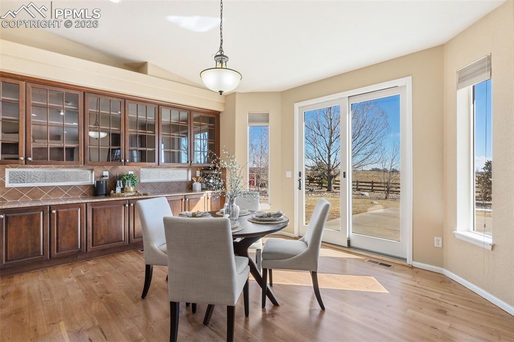 Image 9 of 40: Dining Area