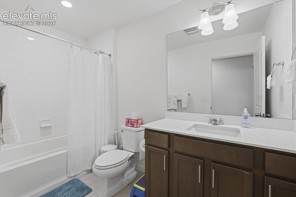 Image 32 of 41: Bathroom
