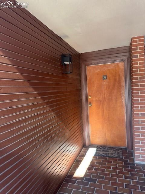 Image 6 of 17: Property entrance