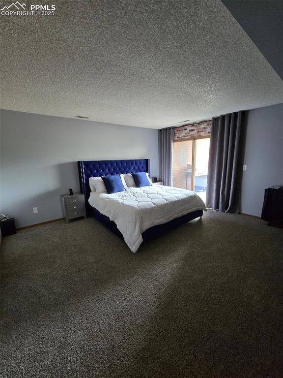 Image 8 of 17: Large bedroom