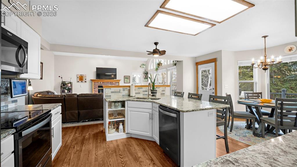 Image 17 of 45: Kitchen