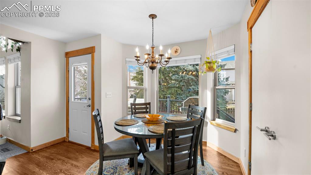 Image 18 of 45: Dining Area