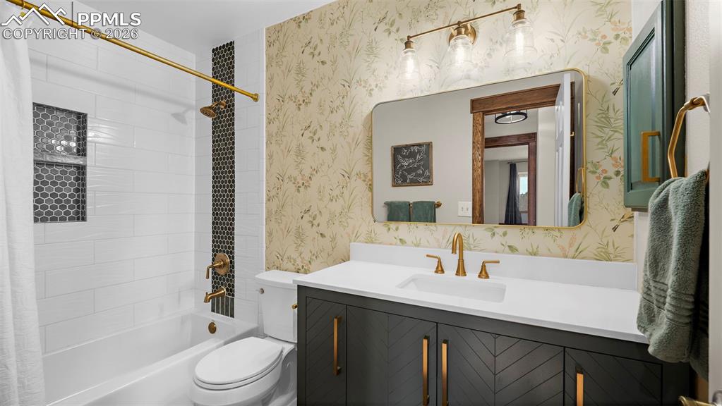 Image 31 of 45: Bathroom