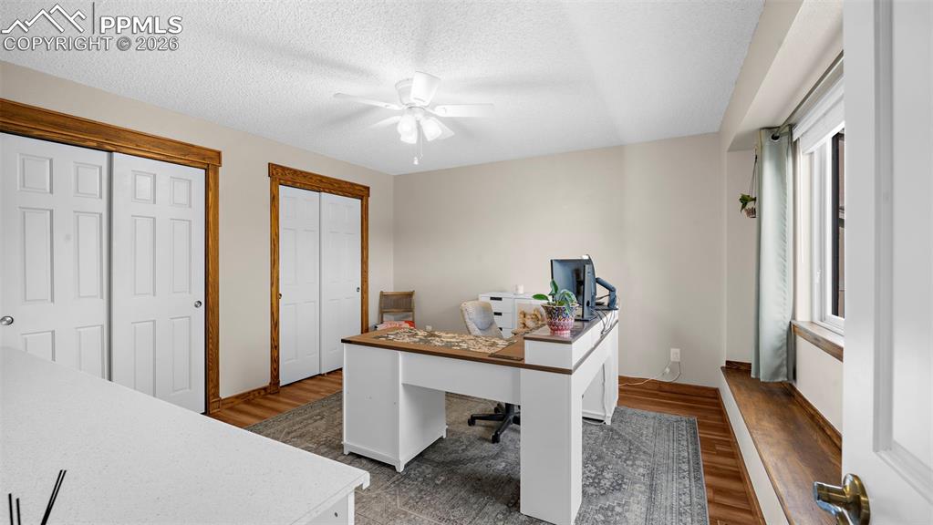 Image 33 of 45: Bedroom