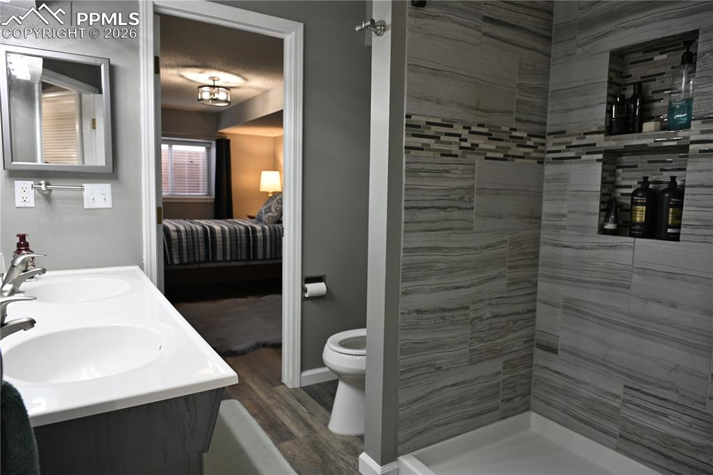 Image 37 of 45: Bathroom