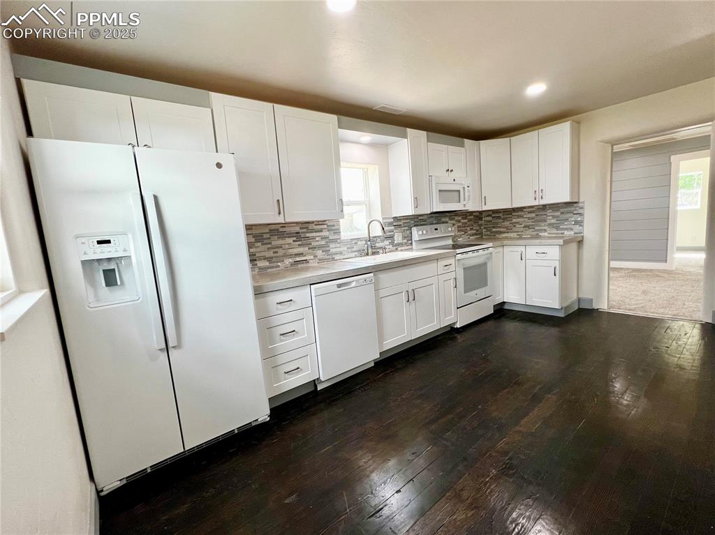 Image 10 of 19: Kitchen