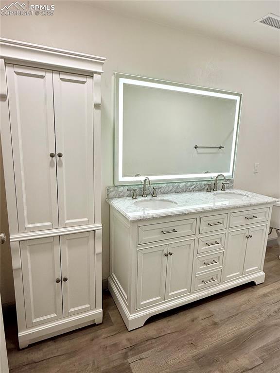 Image 14 of 19: Bathroom