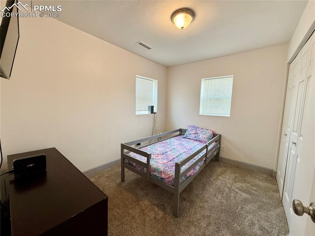 Image 16 of 19: Bedroom