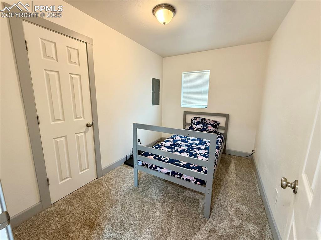 Image 17 of 19: Bedroom