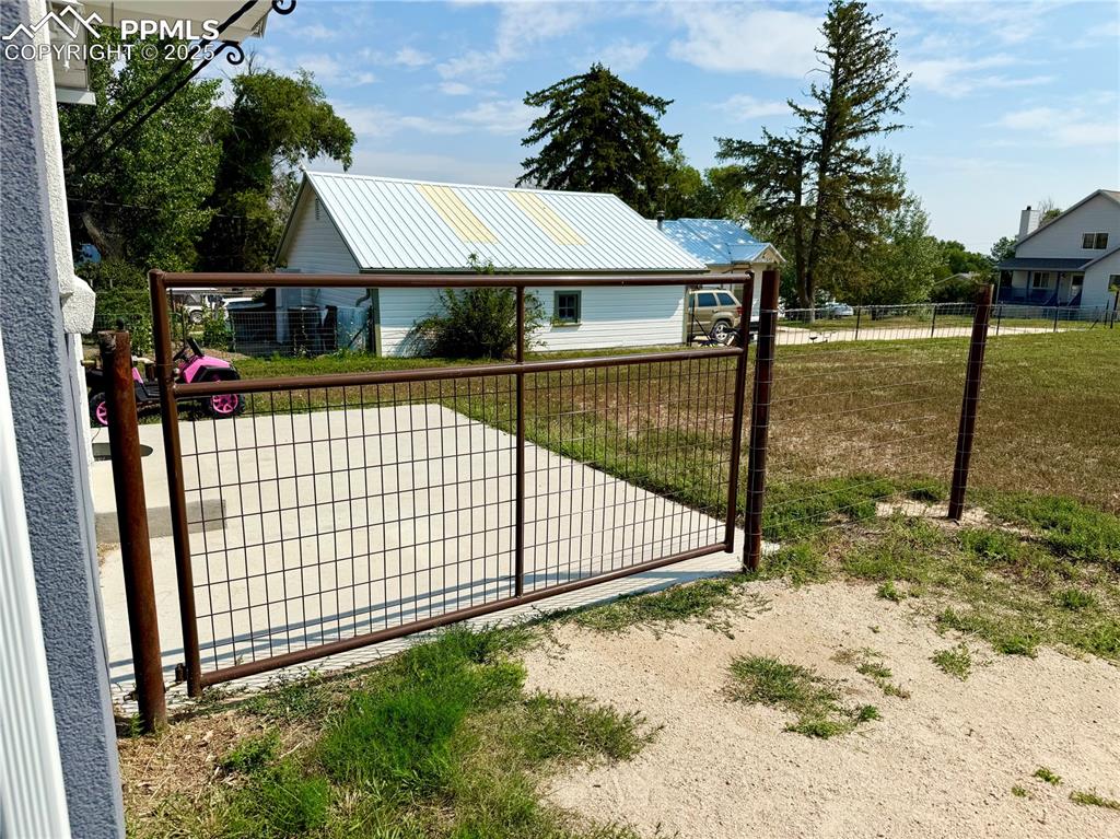 Image 4 of 19: Fence