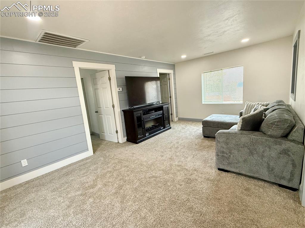 Image 7 of 19: Living Room