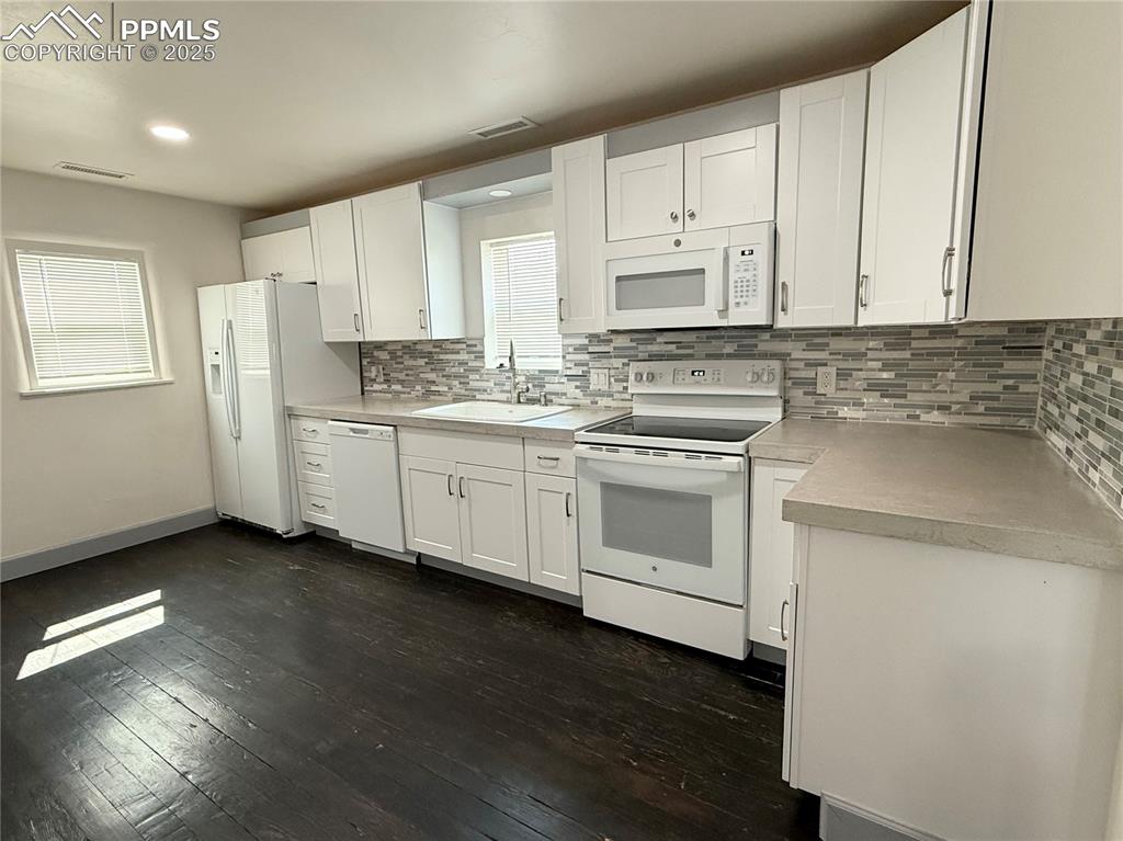 Image 9 of 19: Kitchen