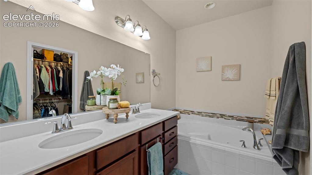 Image 20 of 44: Bathroom
