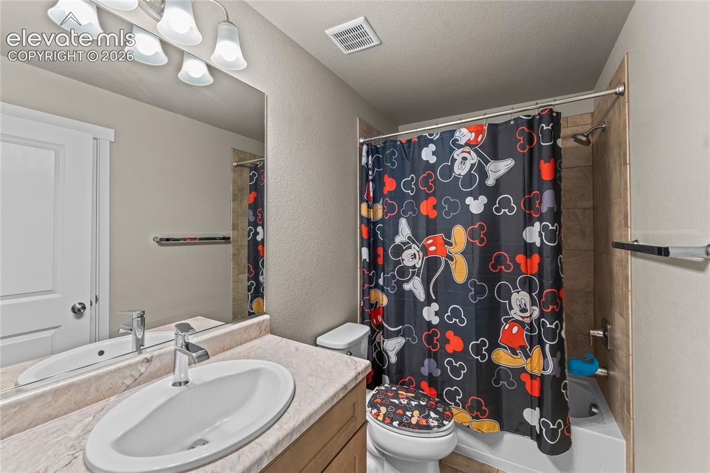 Image 19 of 33: Bathroom