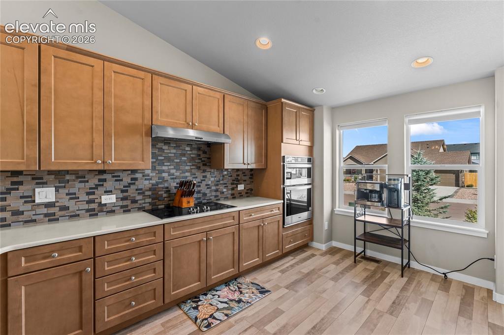 Image 9 of 33: Kitchen