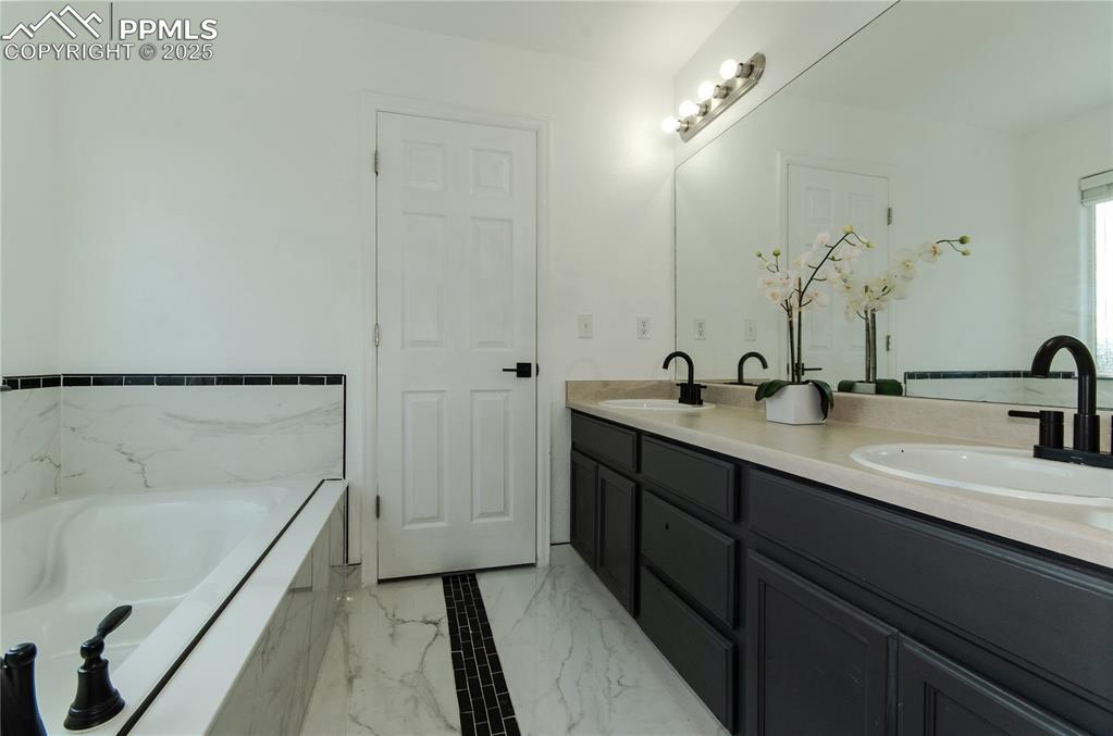 Image 16 of 42: Bathroom