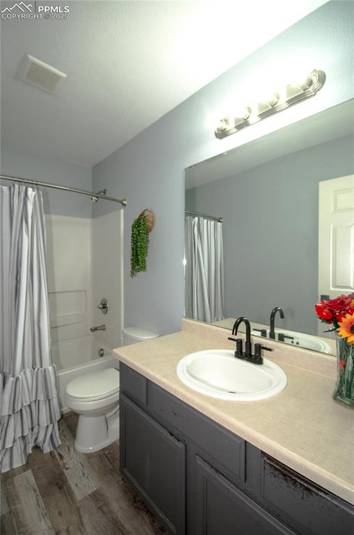 Image 23 of 42: Bathroom