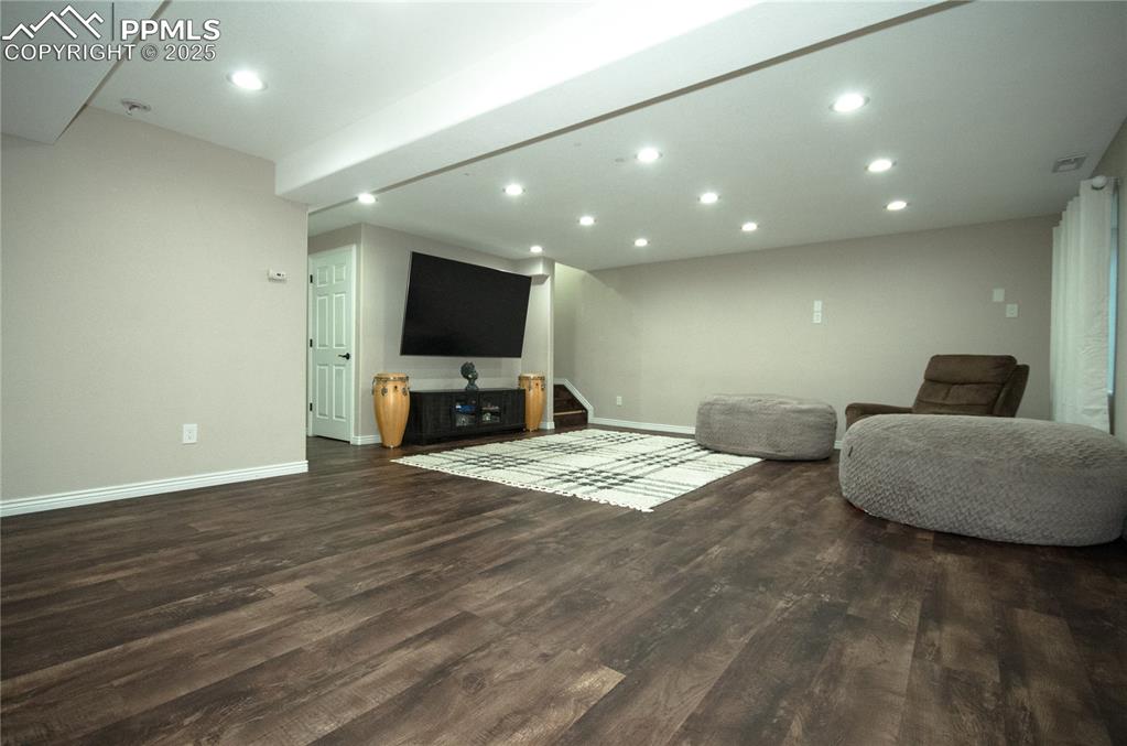 Image 26 of 42: Living Room