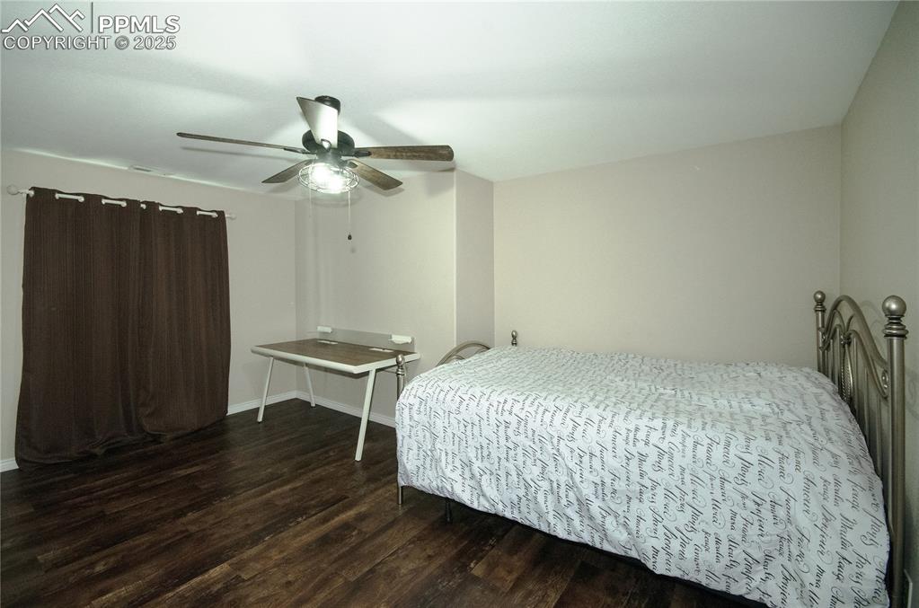 Image 32 of 42: Bedroom