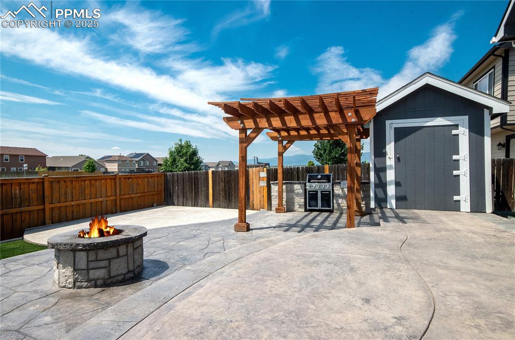 Image 36 of 42: Patio