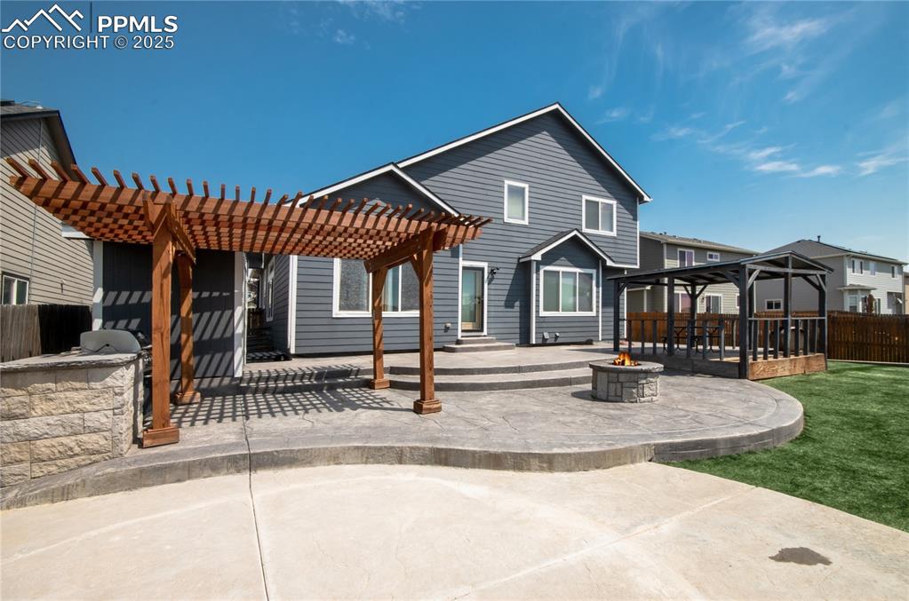 Image 37 of 42: Back of Structure