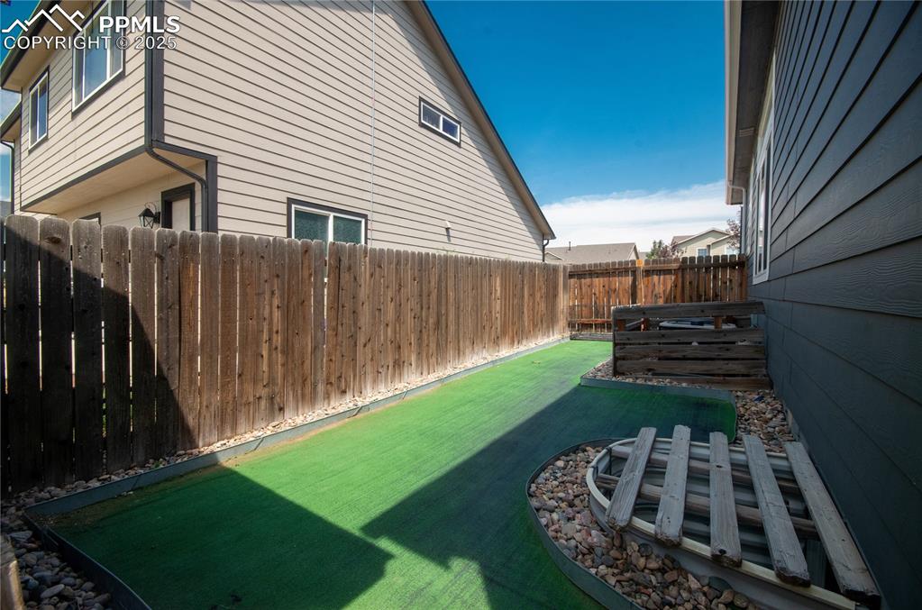 Image 39 of 42: Yard