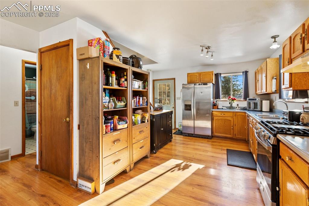 Image 10 of 42: Kitchen