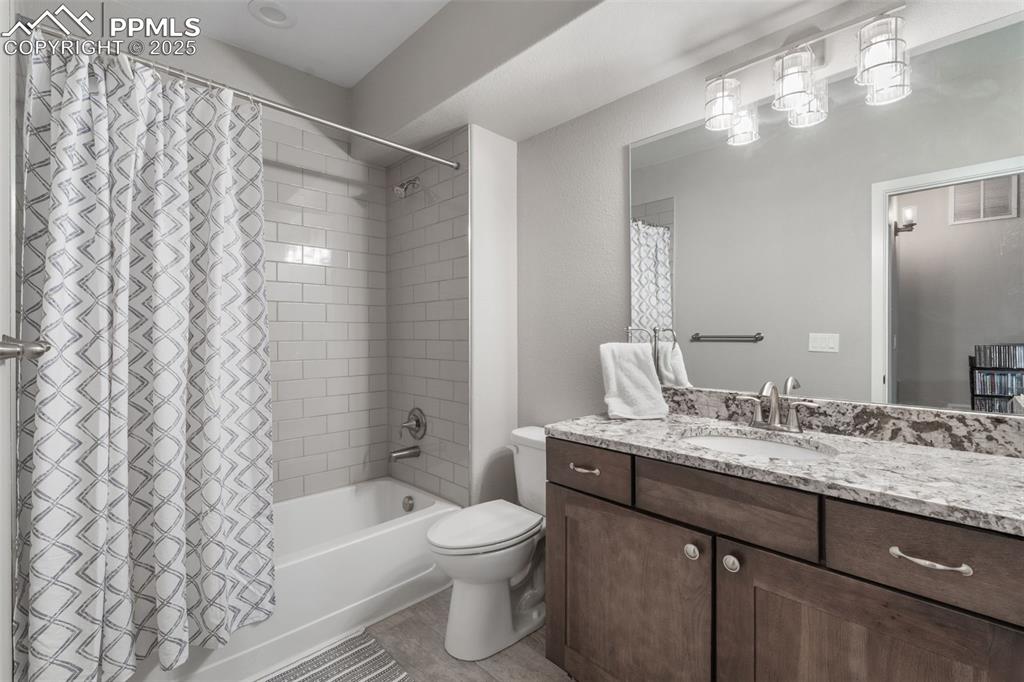 Image 33 of 48: Bathroom