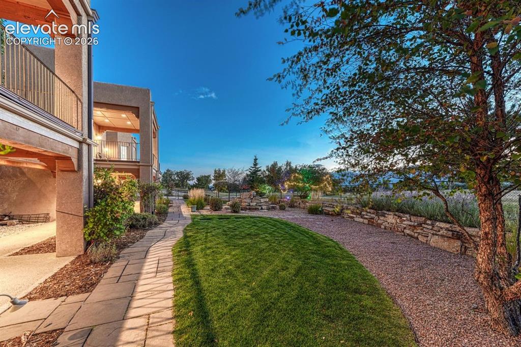 Image 8 of 50: Yard