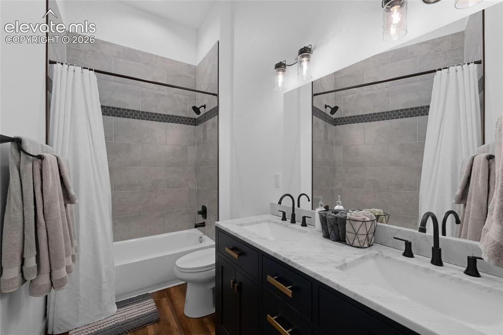 Image 12 of 23: Bathroom