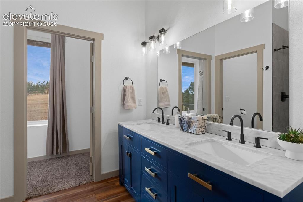 Image 16 of 23: Bathroom