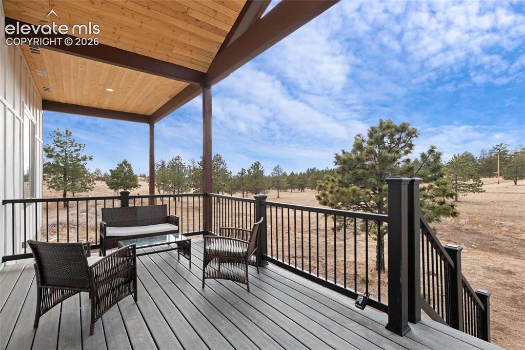 Image 18 of 23: Deck